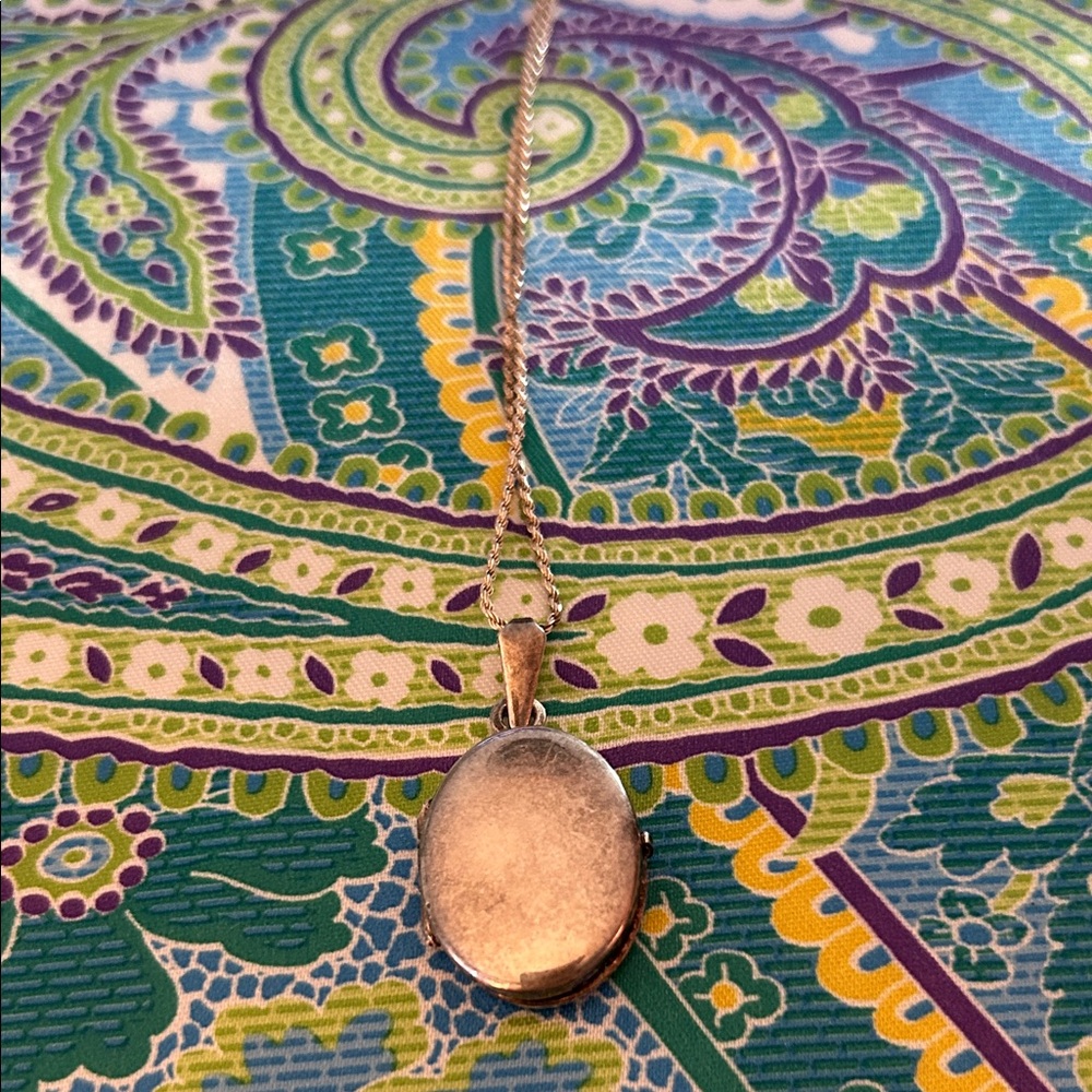 Chic Sterling Silver Oval Locket Necklace - Picture 6 of 10